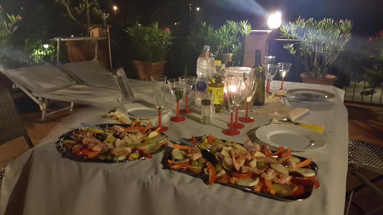 דירות לוקה La Terrazza Fra Le Torri מראה חיצוני תמונה