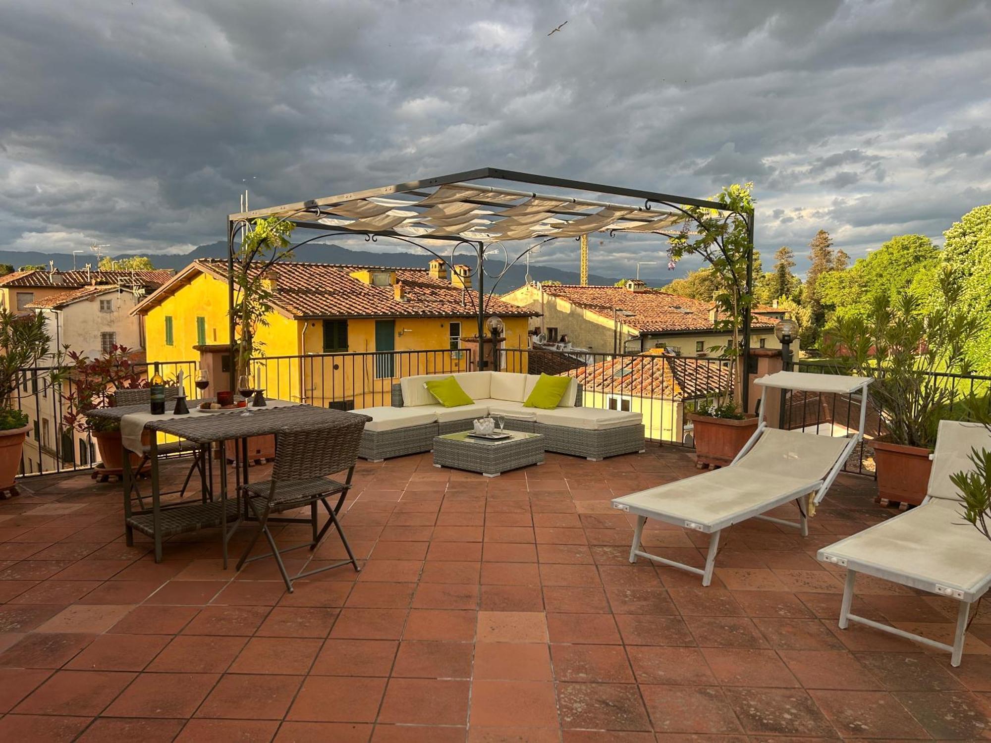 דירות לוקה La Terrazza Fra Le Torri מראה חיצוני תמונה