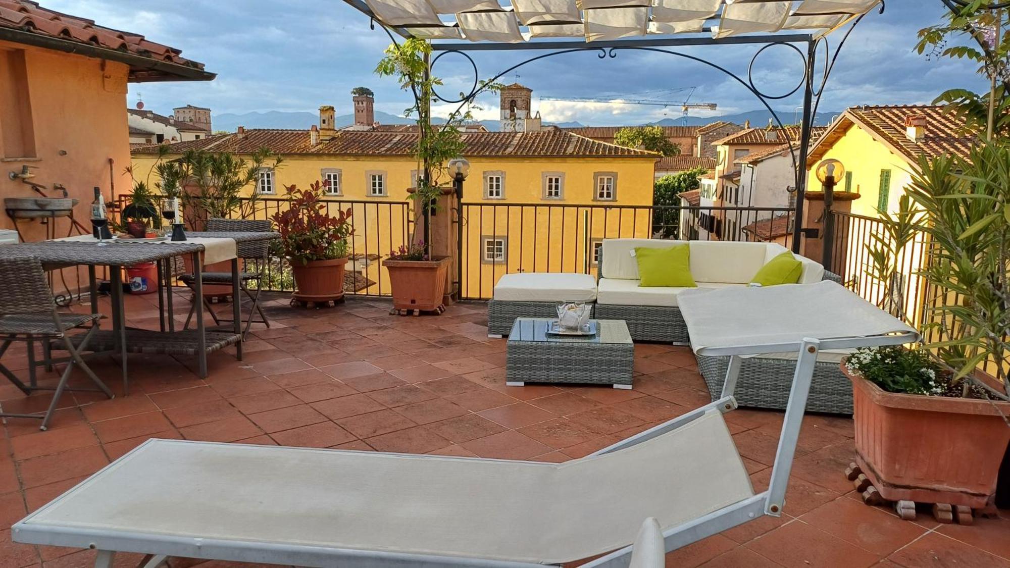 דירות לוקה La Terrazza Fra Le Torri מראה חיצוני תמונה