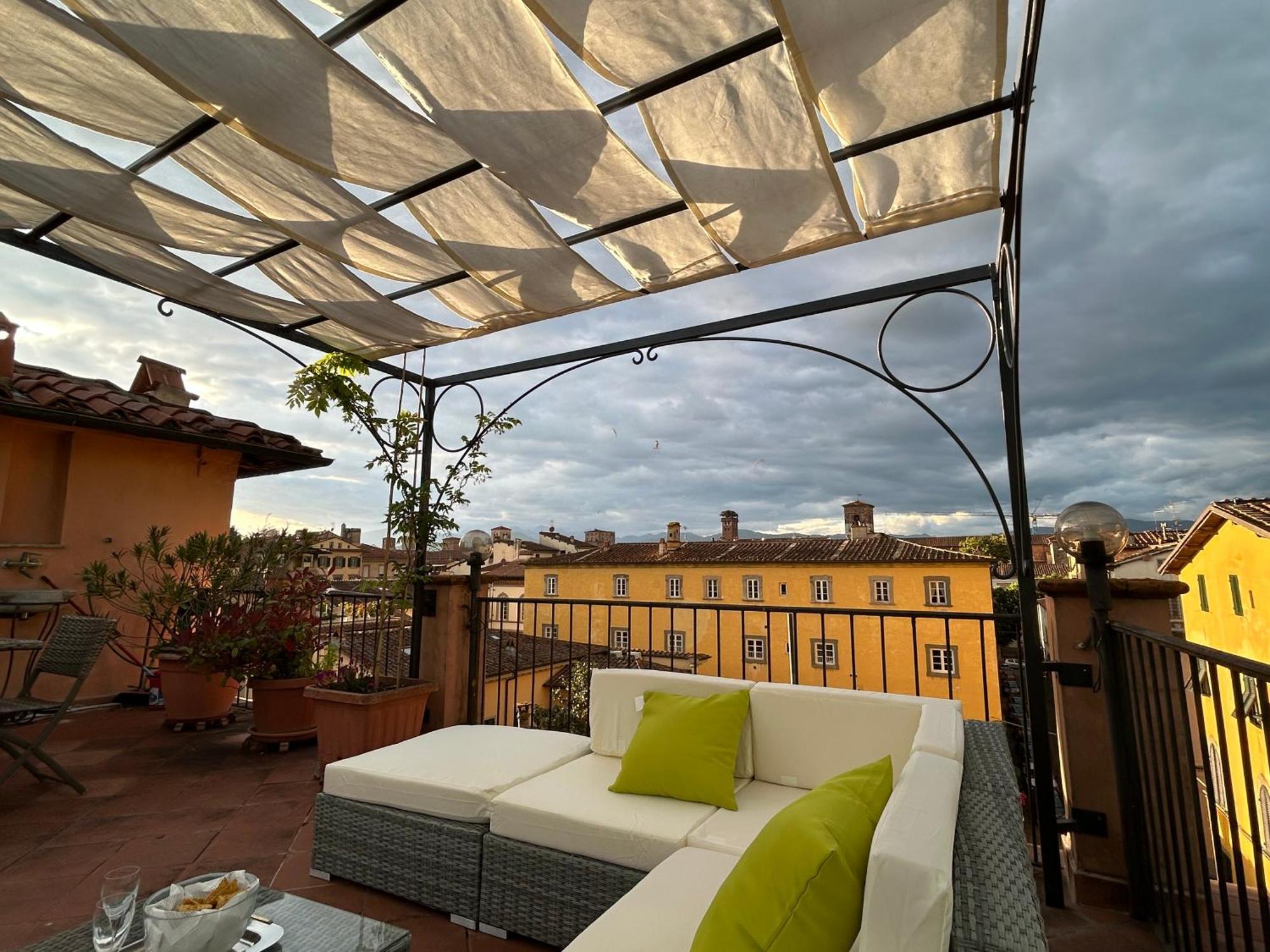 דירות לוקה La Terrazza Fra Le Torri מראה חיצוני תמונה