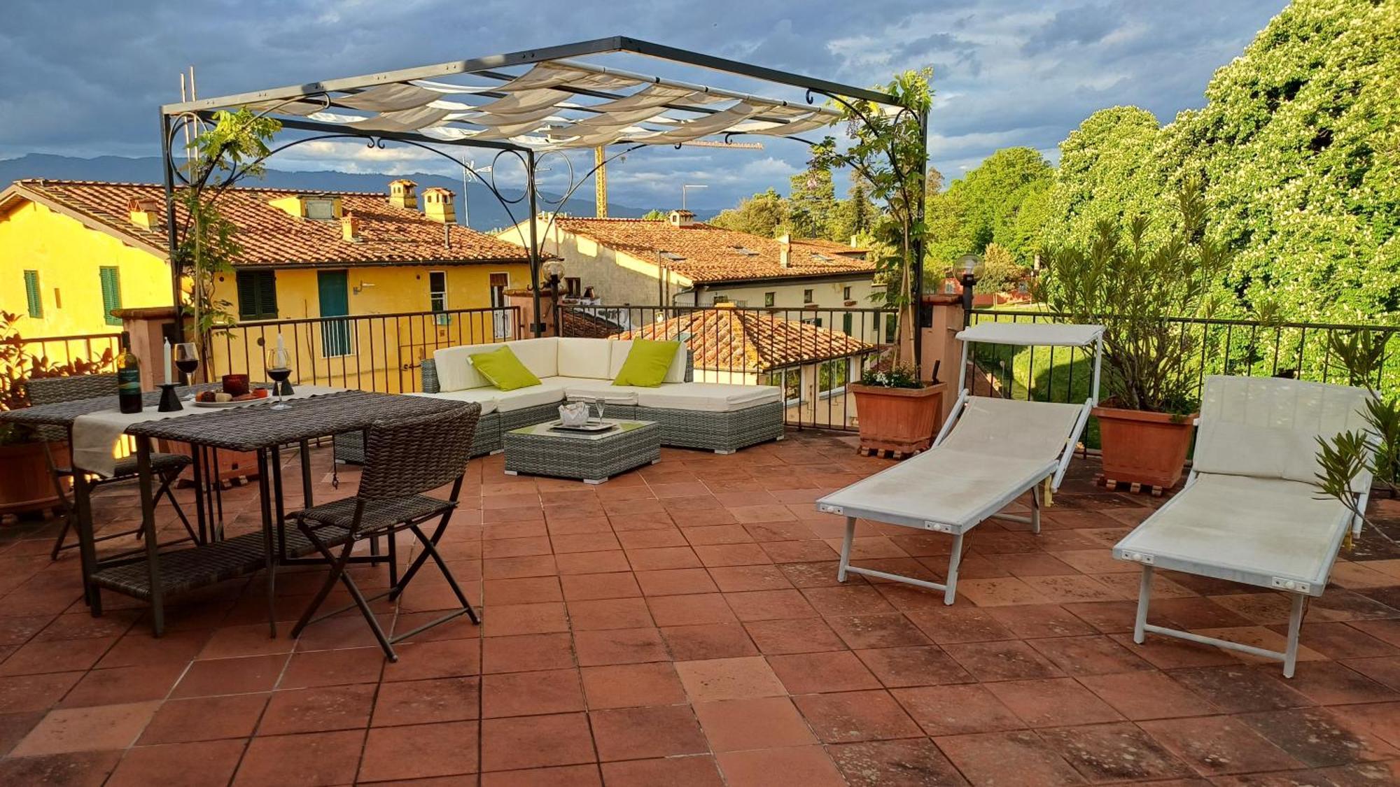 דירות לוקה La Terrazza Fra Le Torri מראה חיצוני תמונה