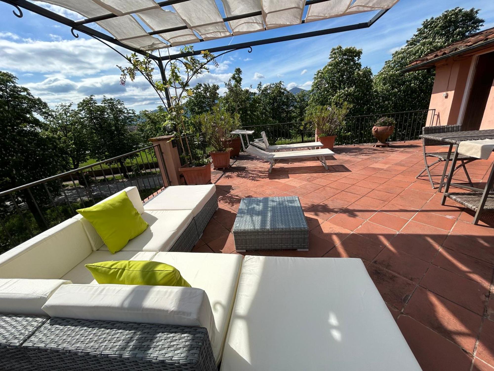 דירות לוקה La Terrazza Fra Le Torri מראה חיצוני תמונה